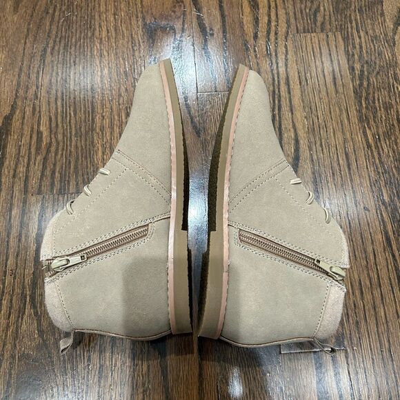 NEW KIDS' GABRIEL CHUKKA BOOT IN TAN ROOT Size 4 - Picture 8 of 9